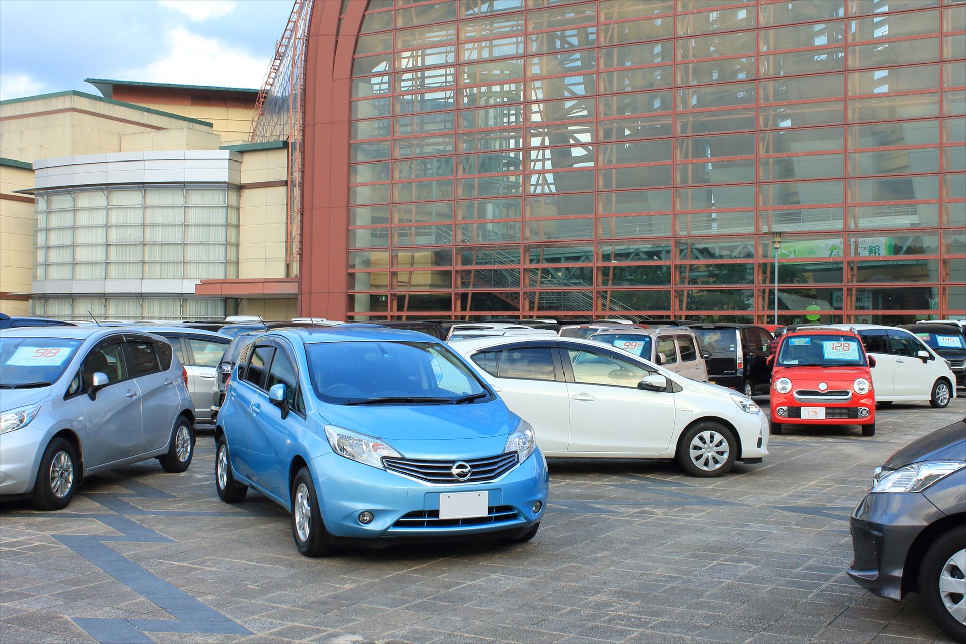幅広い車種と柔軟な対応で理想の一台をお客様にご提案いたします